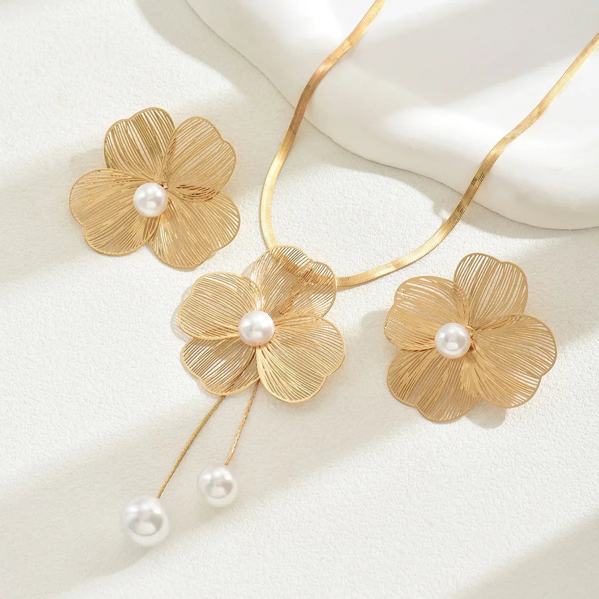 European White Flowers Inlaid Pearl Design Elegant Hanging Necklace Earrings Gold Women Jewelry Set