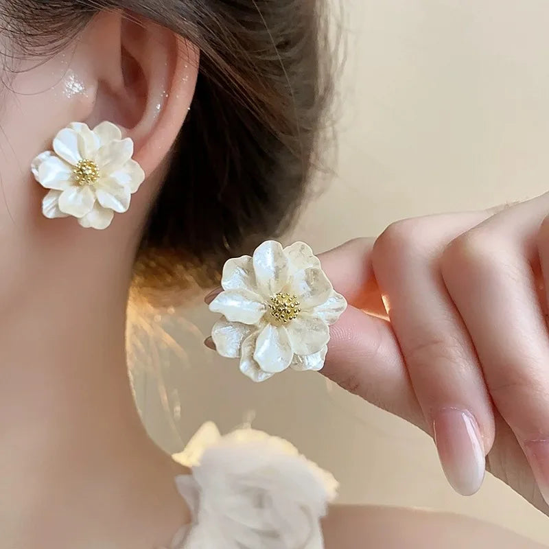 White Acrylic Flower Stud Folded Florals Korean Fashion Sweet Petals Irregular Gold Women Earrings