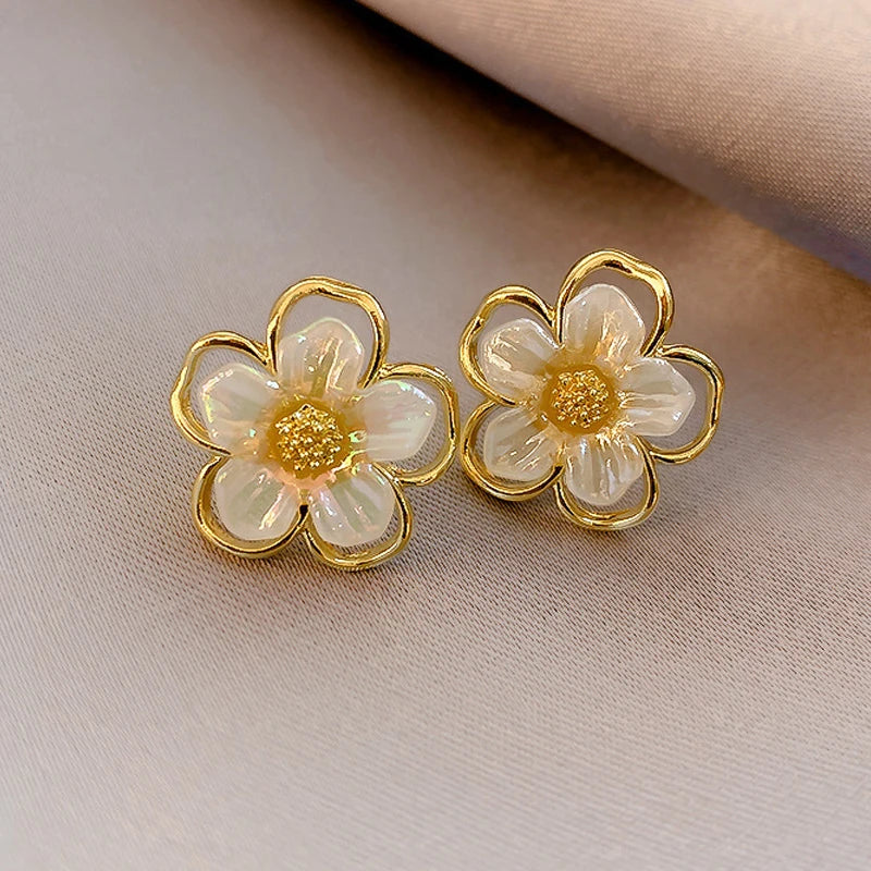 Cute Small White Flower Party Golden Acrylic Plant Floral Stud Elegant Korean Women Earrings Jewelry