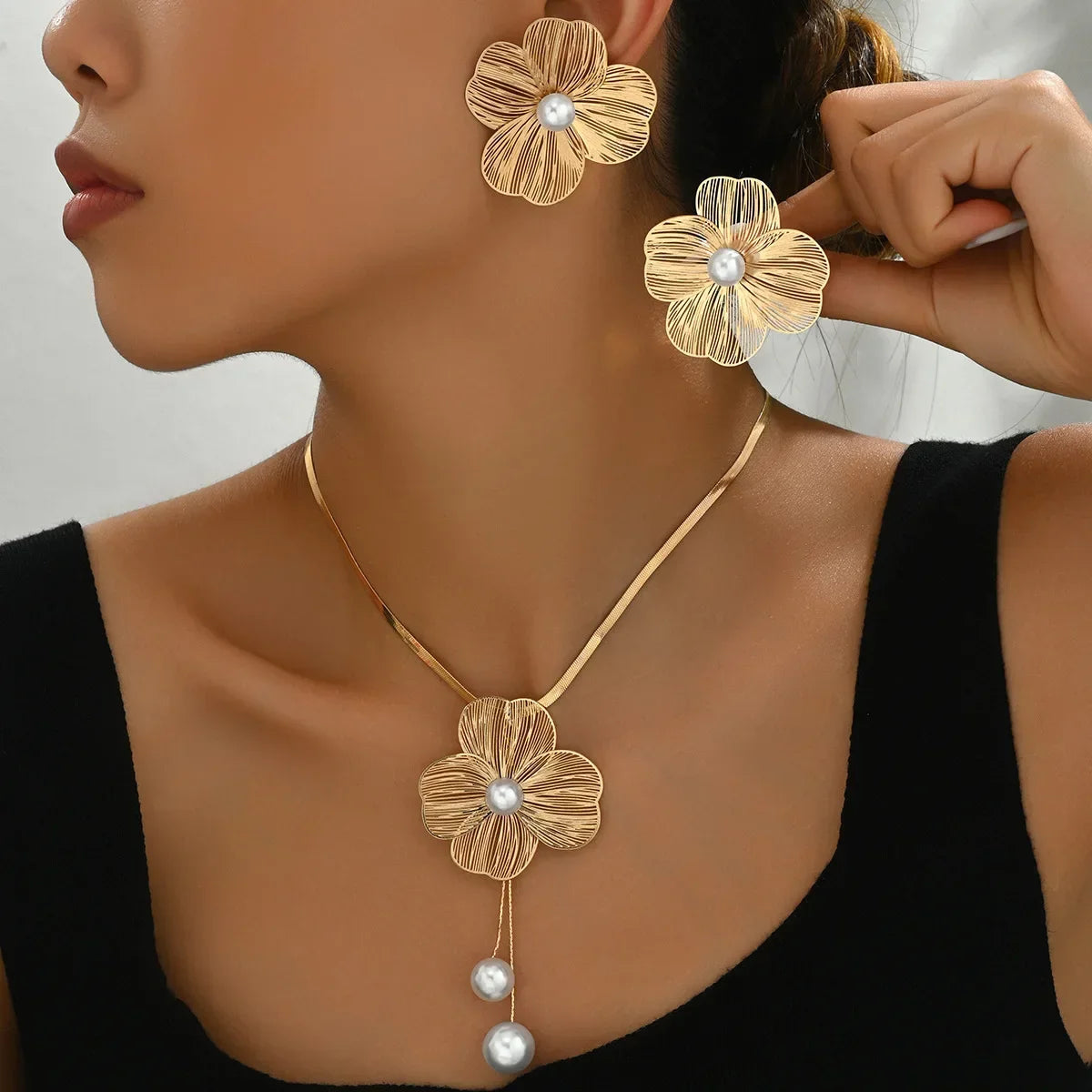 European White Flowers Inlaid Pearl Design Elegant Hanging Necklace Earrings Gold Women Jewelry Set