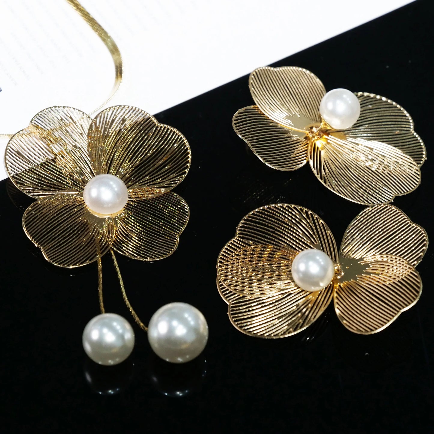 European White Flowers Inlaid Pearl Design Elegant Hanging Necklace Earrings Gold Women Jewelry Set