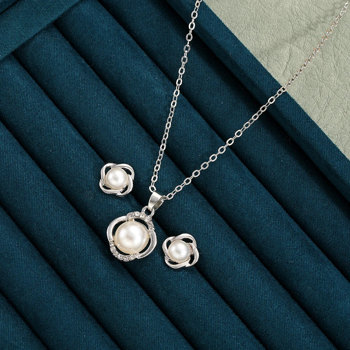 New Fashion Tulip Flower Niche Design Jewelry Sets Gold Silver Women Bracelet Necklace Earrings Sets