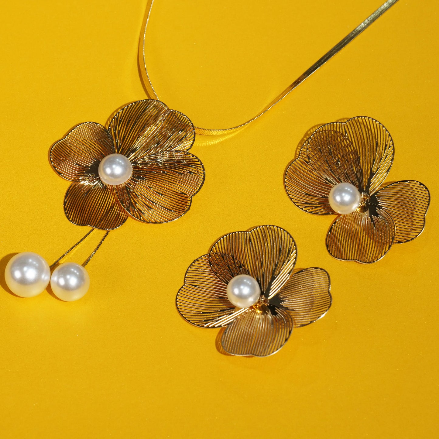 European White Flowers Inlaid Pearl Design Elegant Hanging Necklace Earrings Gold Women Jewelry Set