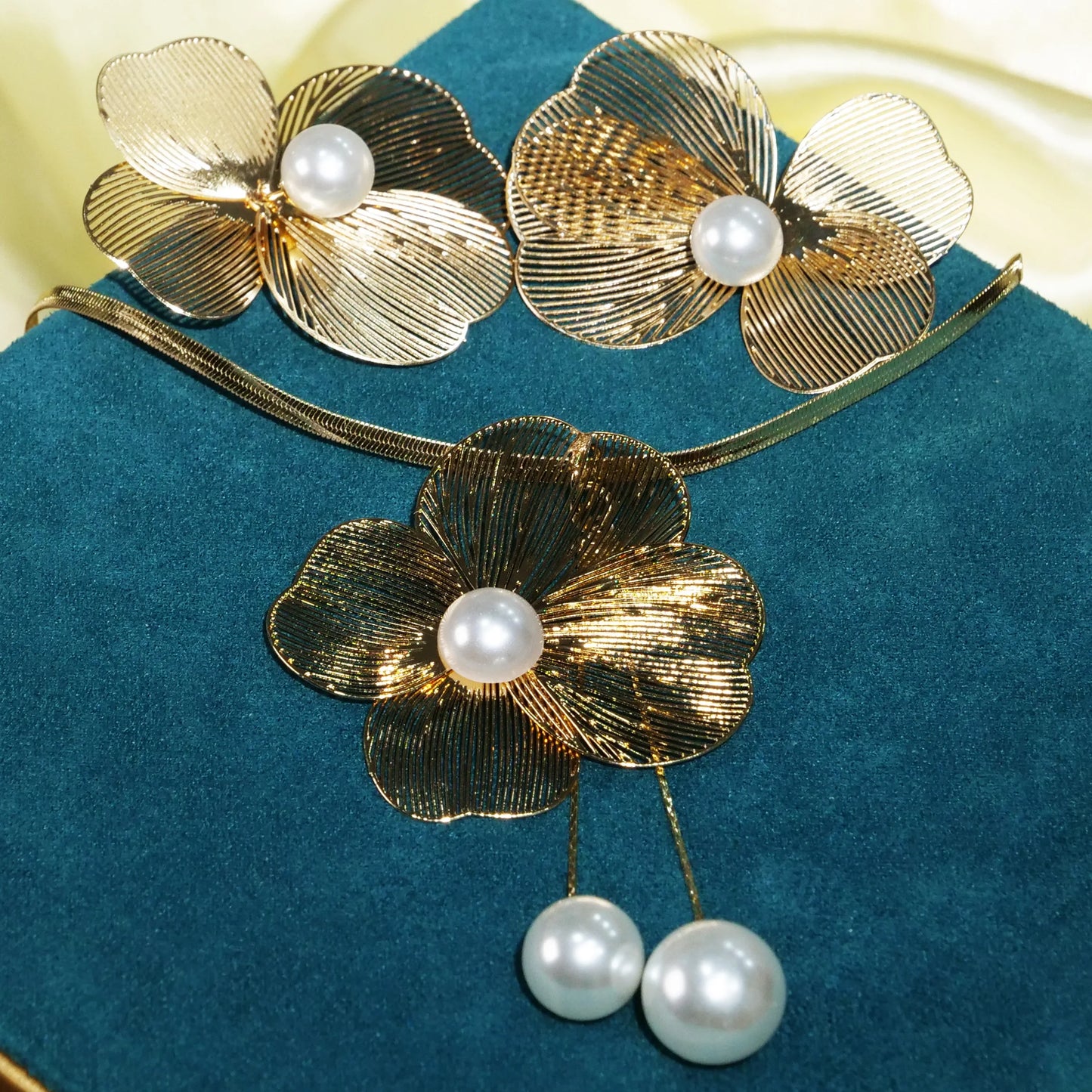 European White Flowers Inlaid Pearl Design Elegant Hanging Necklace Earrings Gold Women Jewelry Set
