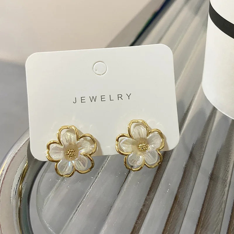 Cute Small White Flower Party Golden Acrylic Plant Floral Stud Elegant Korean Women Earrings Jewelry